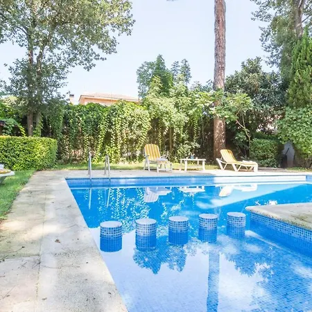Villa Sleeps 7 *