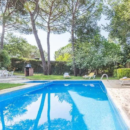 Villa Sleeps 7 *
